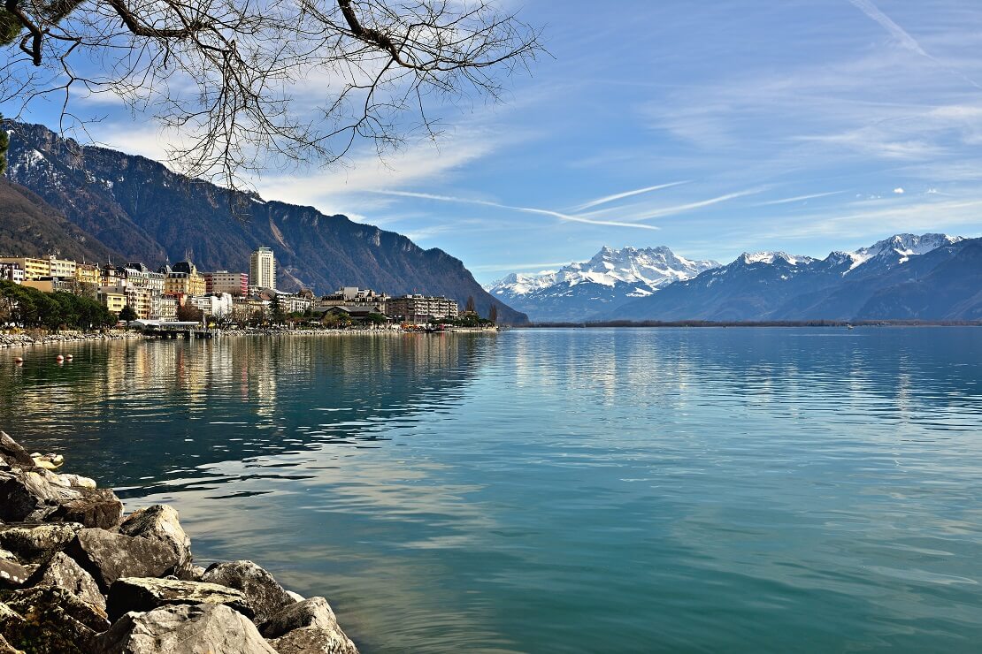 im Hintergrund eines Berges sind Berge