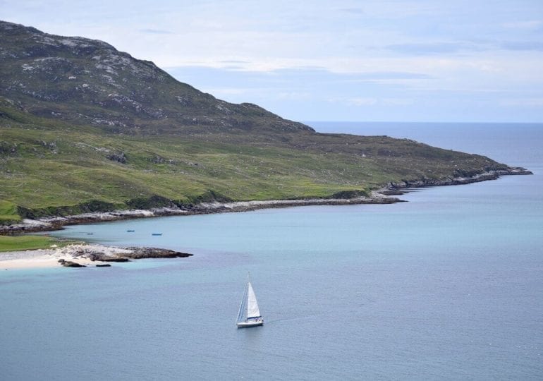 Ruhiges Segeln entlang der schottischen Hebriden