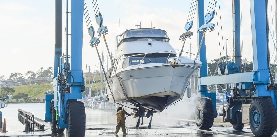 Auskranen des Segelbootes: Jedes Jahr ein Abenteuer