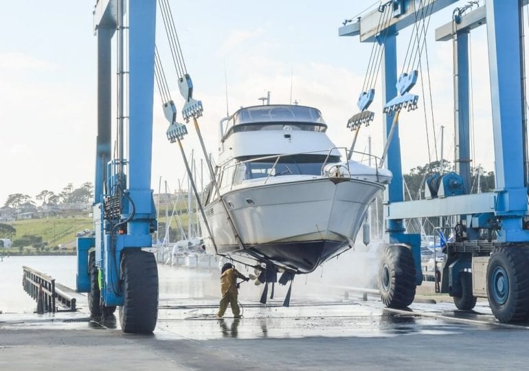 Auskranen des Segelbootes: Jedes Jahr ein Abenteuer