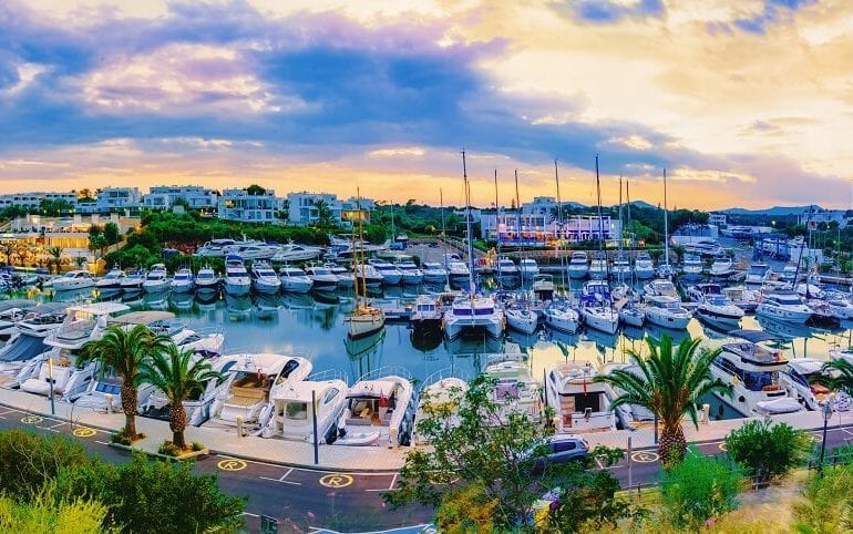 Anlegen an der Küste von Palma de Mallorca am Hafen Calanova