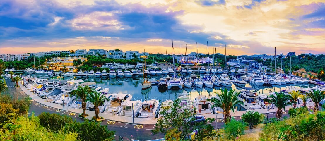 Anlegen an der Küste von Palma de Mallorca am Hafen Calanova