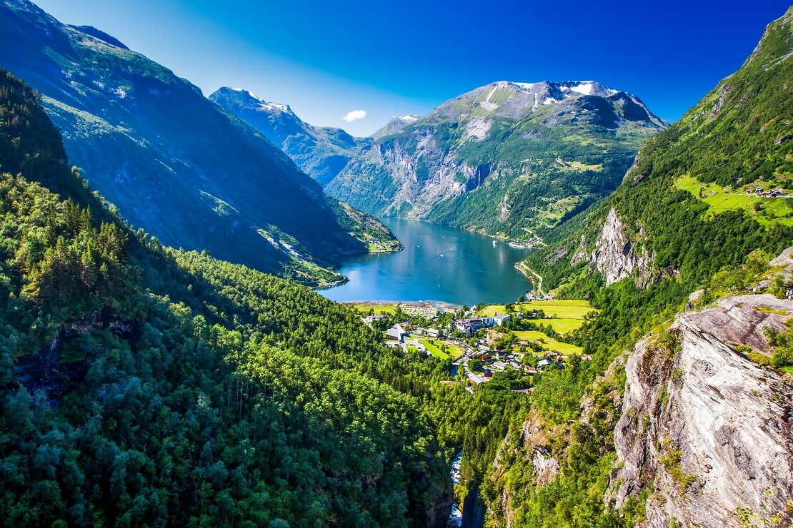 Große Berge durch welche ein Fjord hindurchläuft