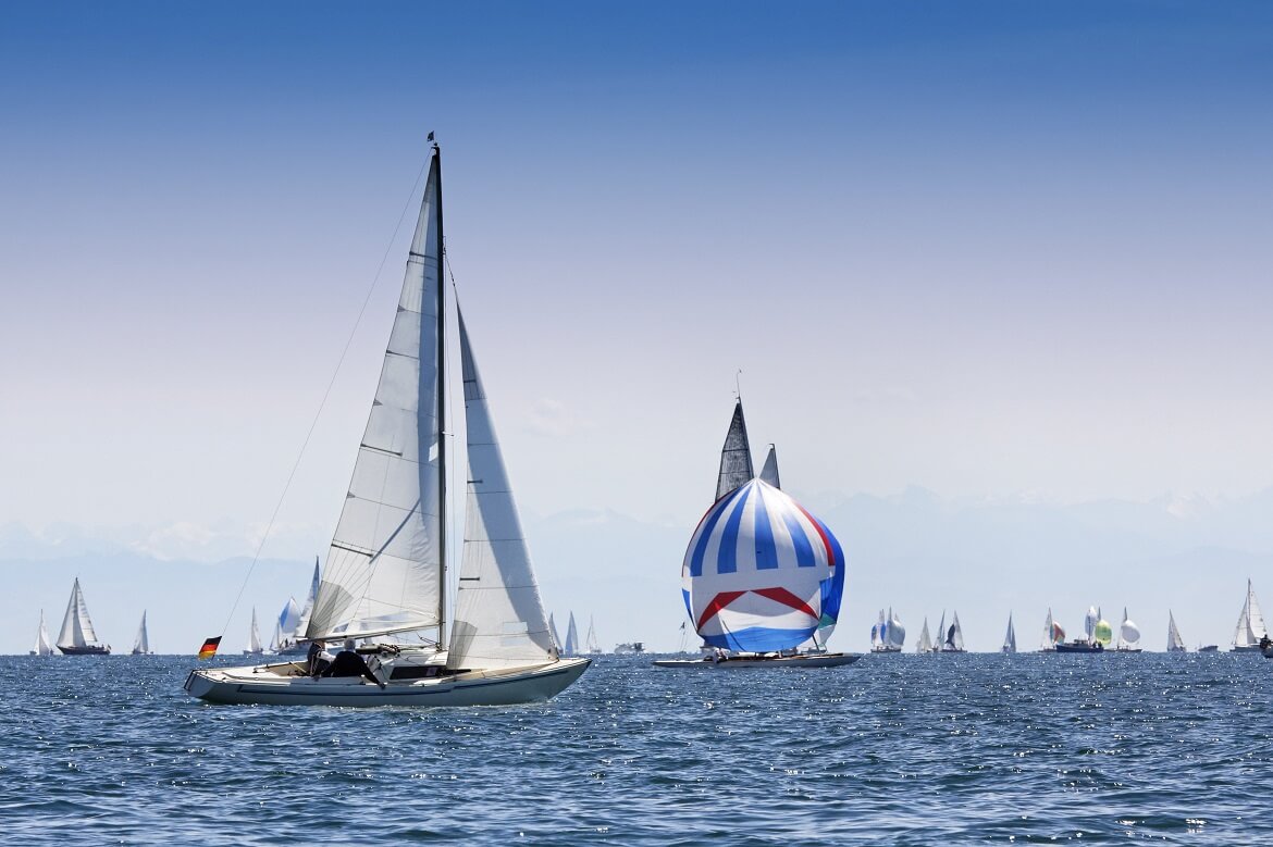 Segelboote Segeln auf einem See