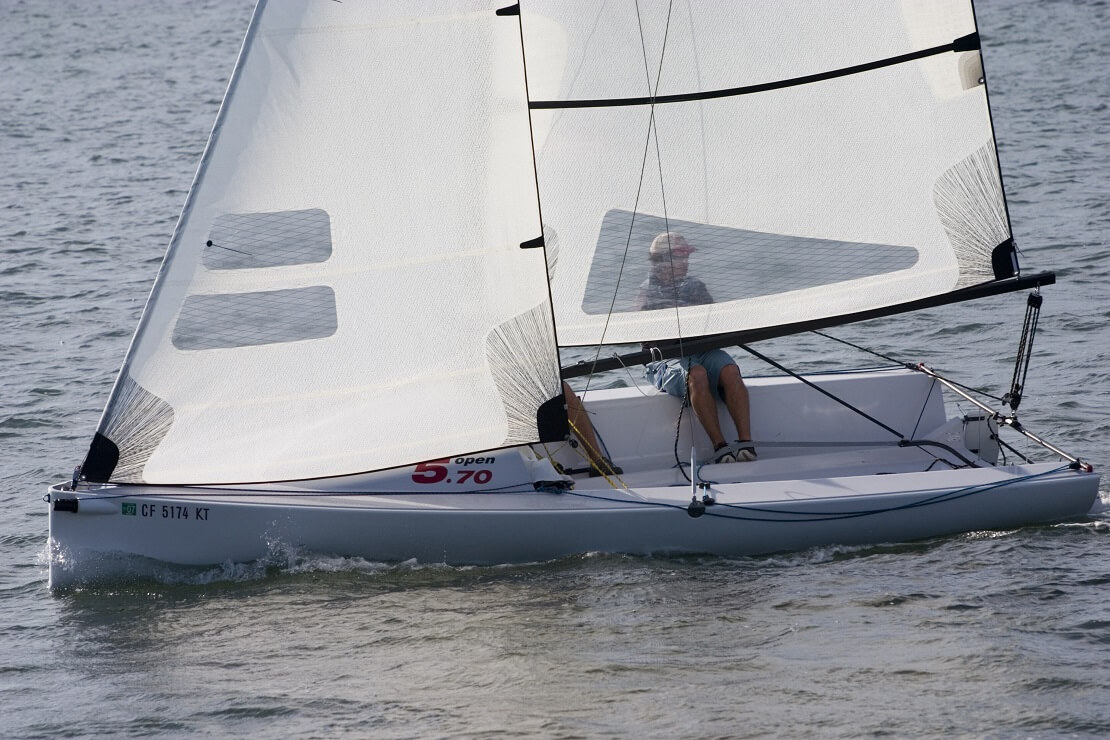 Segelboot auf dem Wasser mit zwei Personen darauf