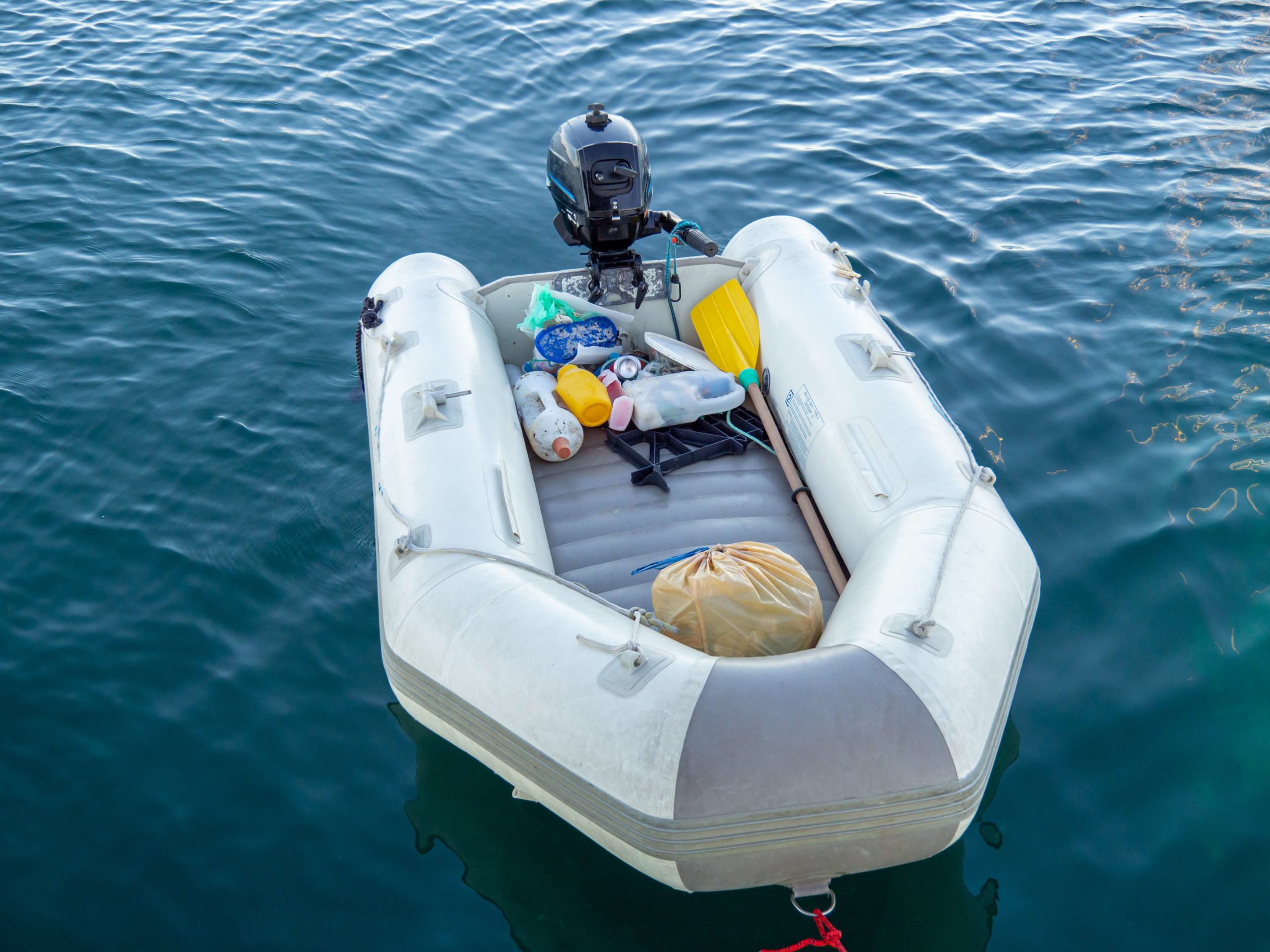 Schlauchboot beladen mit Müll auf dem Wasser