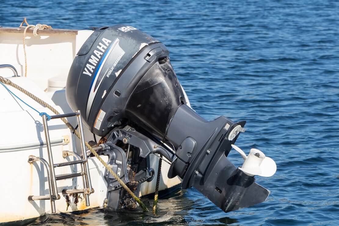 Der Motor von einem Boot ist hochgestellt