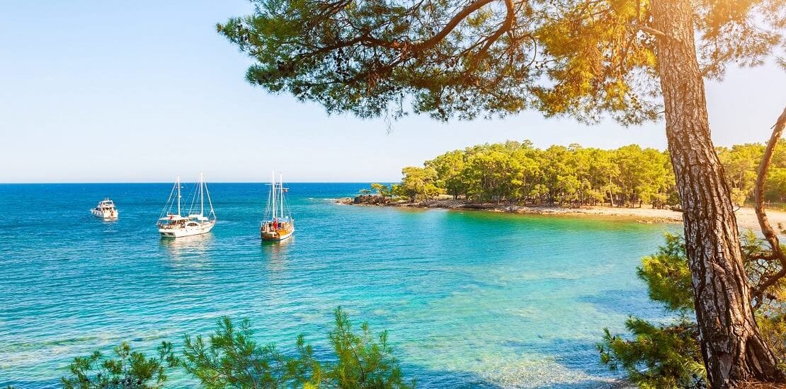 Schöne Buchten erkunden beim Umsegeln der Türkei