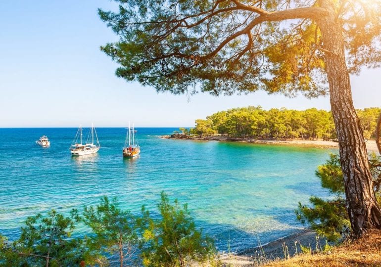 Schöne Buchten erkunden beim Umsegeln der Türkei