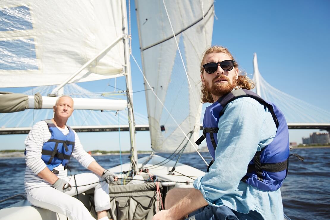 Segler sitzen auf einem Boot