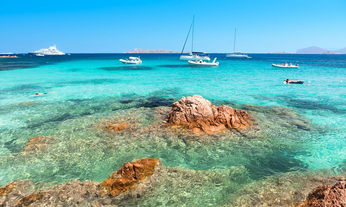 Boote segeln auf glasklarem blauen Wasser