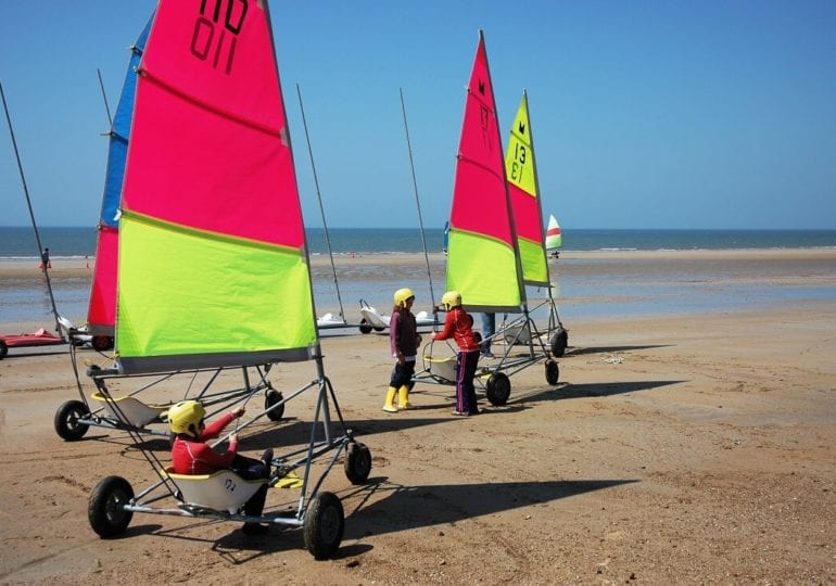 Mit Rennwagen und Segel über den Strand in St. Peter-Ording