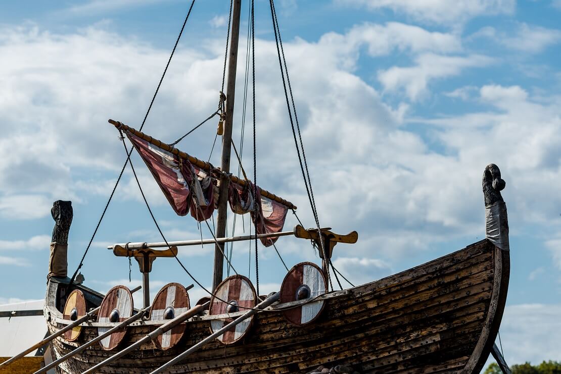 Altes Wikingerschiff mit blauem Himmel und Wolken