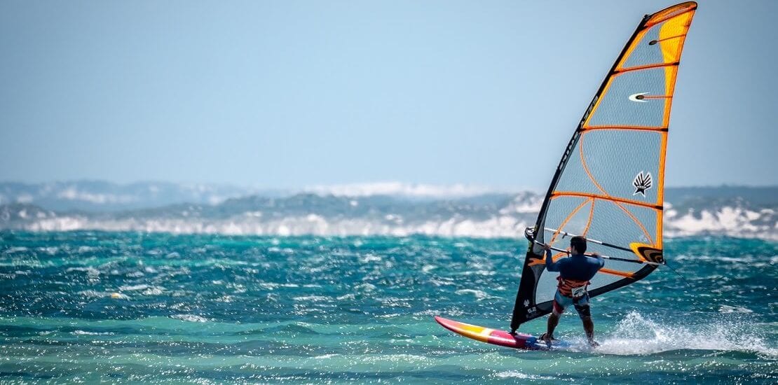 Windsurfen: Über das Wasser segeln mit einem Board