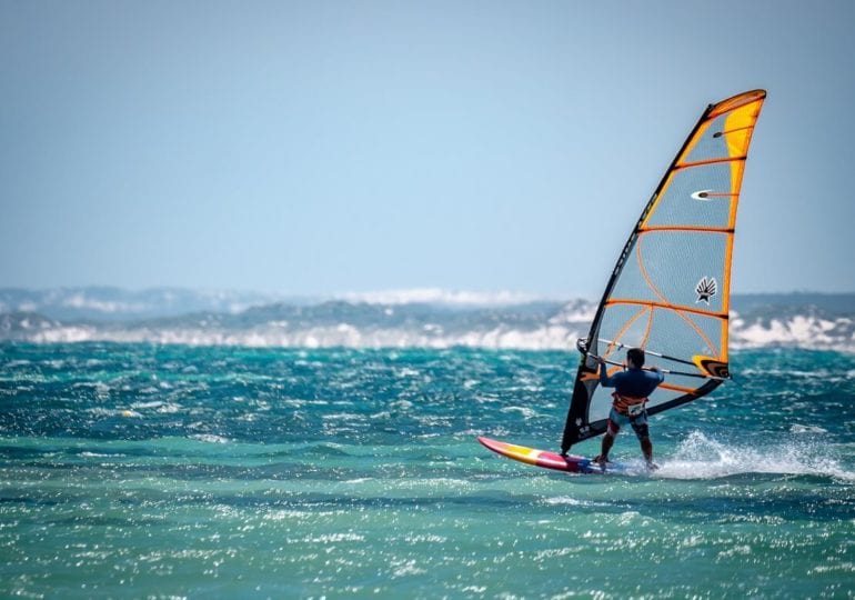 Windsurfen: Über das Wasser segeln mit einem Board