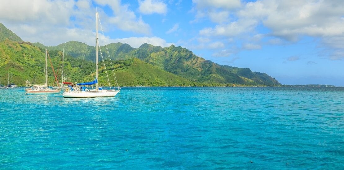 Konstante Winde und ein angenehmes Klima – Segeln in türkisblauen Gewässern bei Tahiti