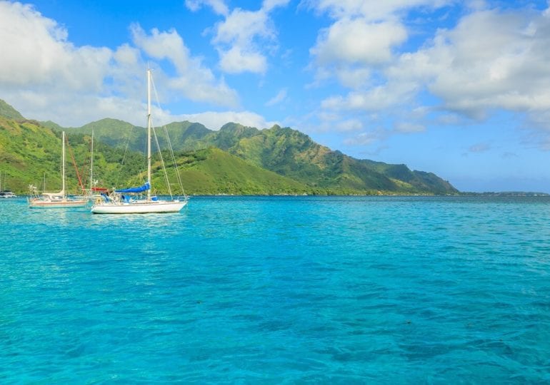 Konstante Winde und ein angenehmes Klima – Segeln in türkisblauen Gewässern bei Tahiti