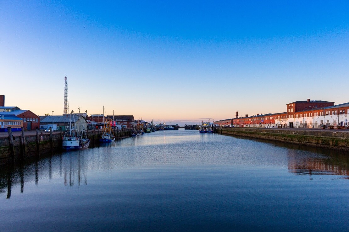 Kanal mit Segelbooten und Häusern