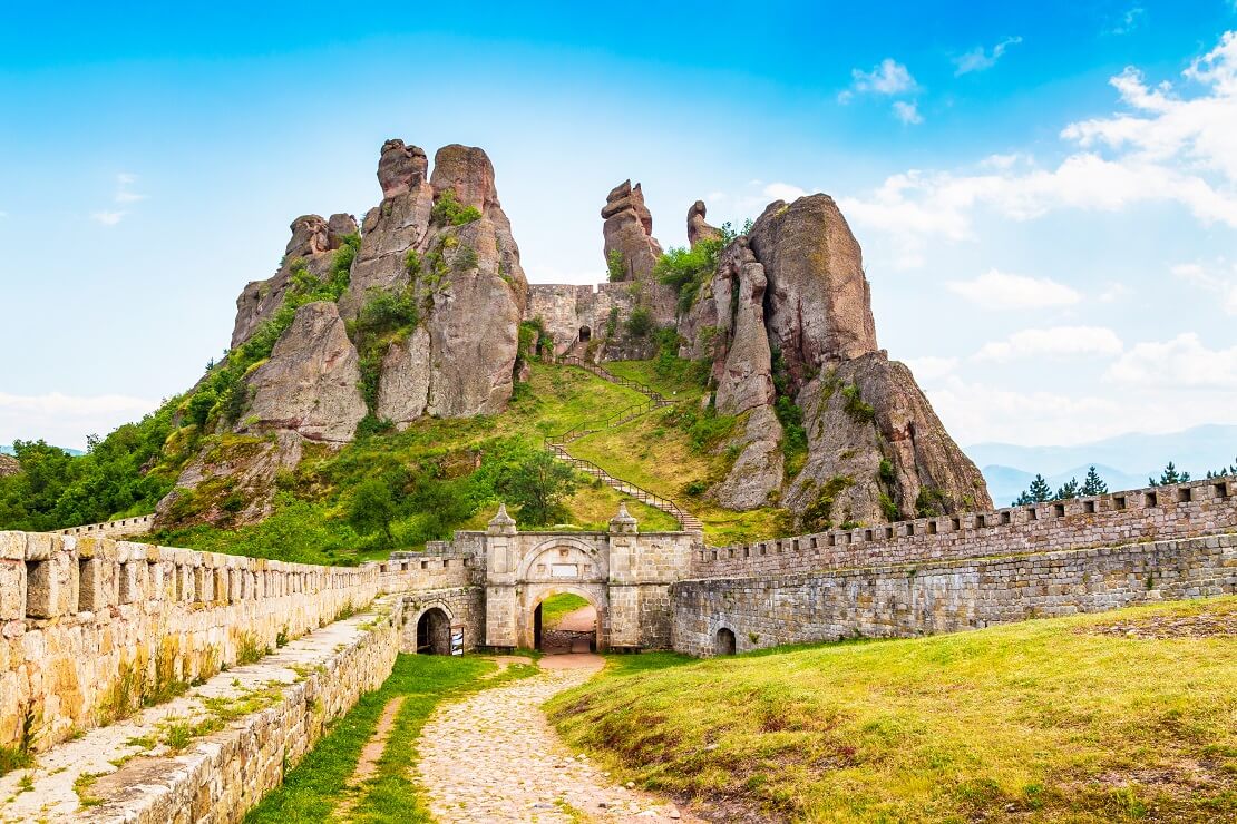 Festung in Bulgarien auf eine Berg bewachsen mit grünem Gras