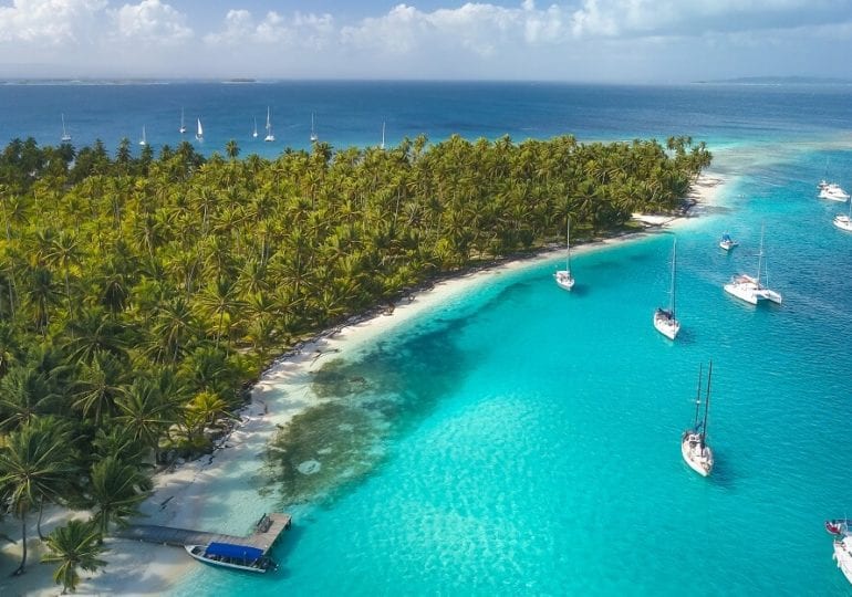 In türkisblauen Gewässern um die Inseln der Bahamas segeln