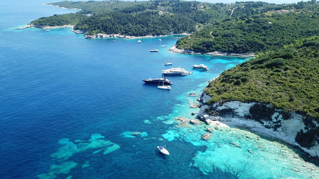 türkisblaues Wasser vor einer Küste