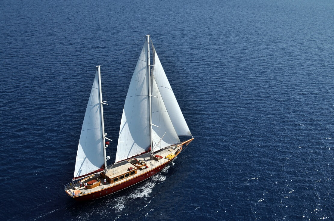 Großes Segelboot von oben