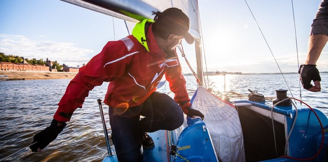 Richtige Kleidung für einen Segeltörn wählen