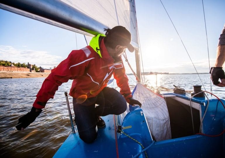 Richtige Kleidung für einen Segeltörn wählen