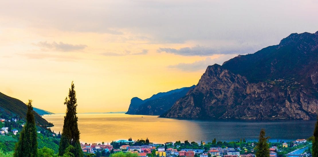 Mit beeindruckendem Anblick auf dem Gardasee segeln