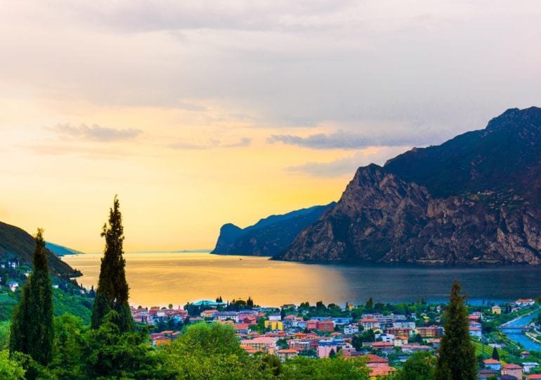 Mit beeindruckendem Anblick auf dem Gardasee segeln