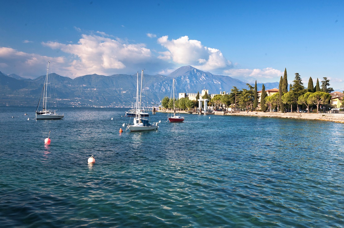 Boote segeln vor dem Gardasee in Italien