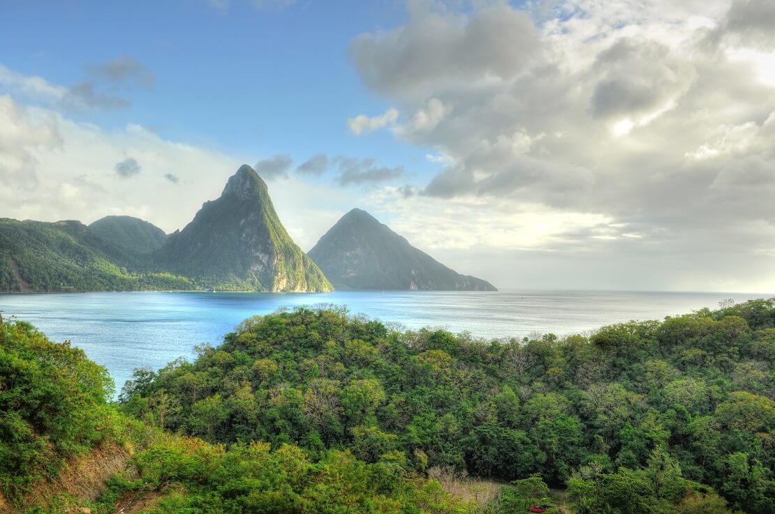 Berge und Wasser bei St. Lucia