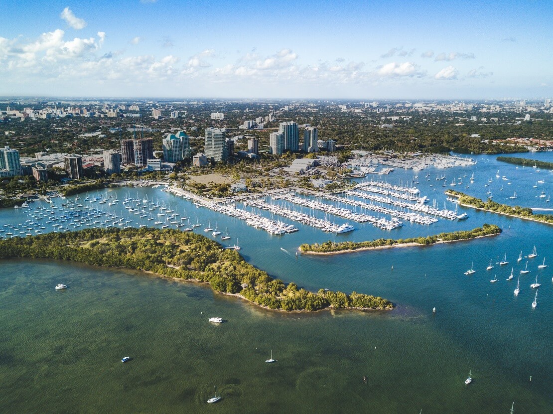 Küste von Florida mit Gebäuden und Segelbooten