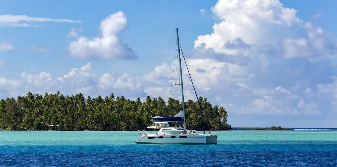 Segeln zwischen den Leeward Islands mit malerischer Kulisse