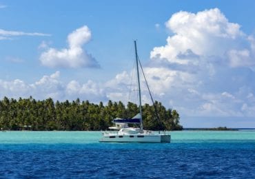 Segeln zwischen den Leeward Islands mit malerischer Kulisse