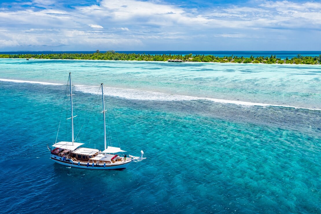 Segelboot vor der Küste von Bora Bora