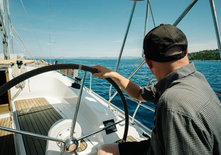 Aufmerksam segeln für die Sicherheit an Deck