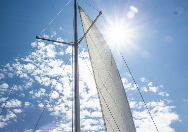 Das Wetter beim Segeln immer im Blick behalten