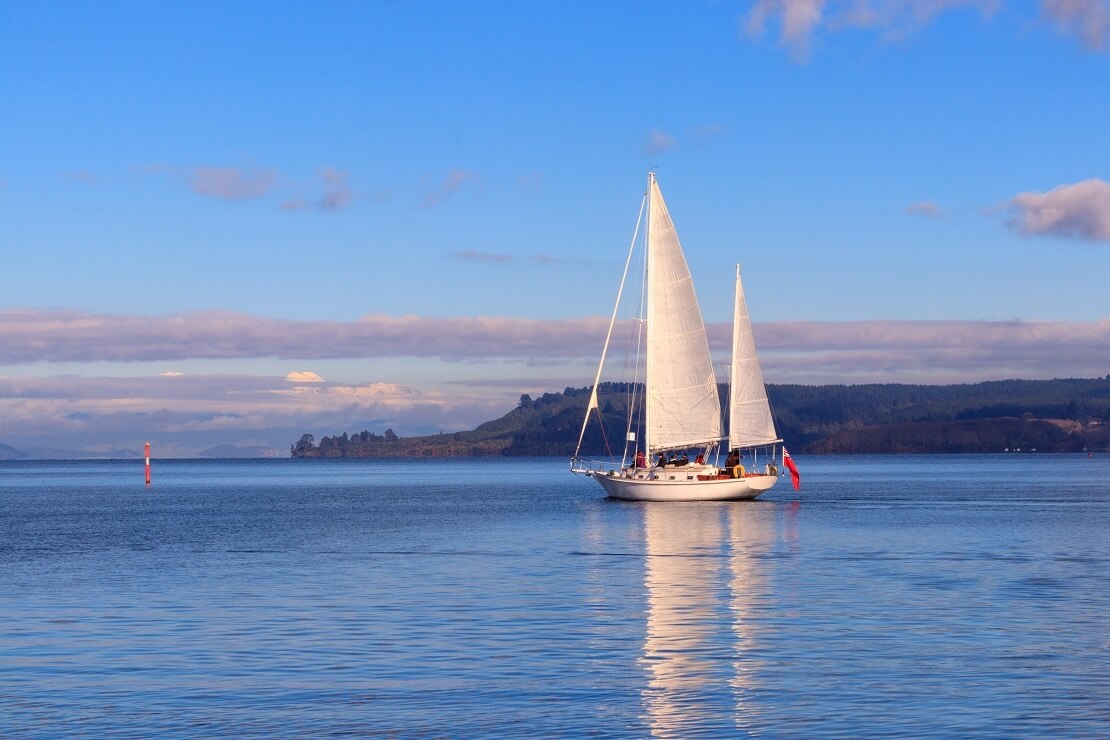 Segelboot auf dem Wasser vor der Küste von Neuseeland