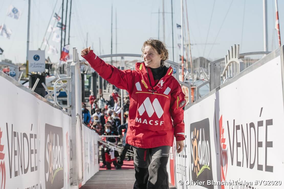 Isabelle Joschke winkt den Zuschauer im Hafen Les Sables d'Olonne zu