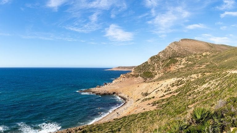 Segeln entlang der malerischen Landschaft von Tunesien