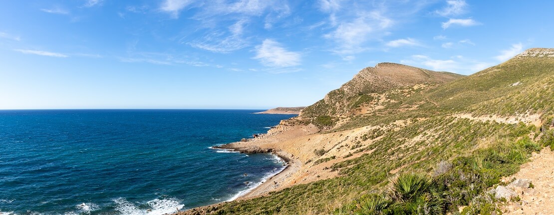 Segeln entlang der malerischen Landschaft von Tunesien