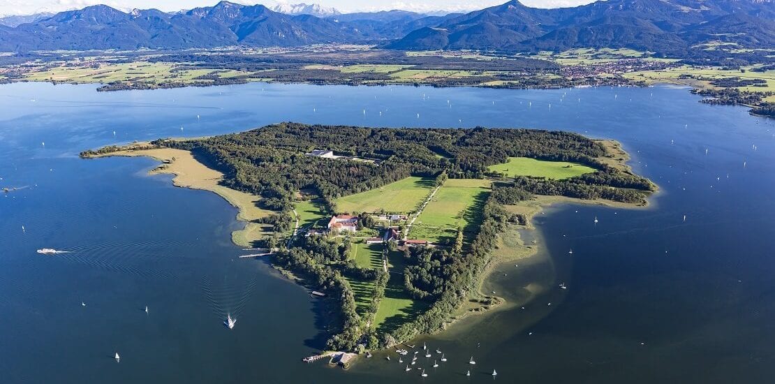 Segeltörn im Chiemsee: Malerische Alpenkulisse inklusive