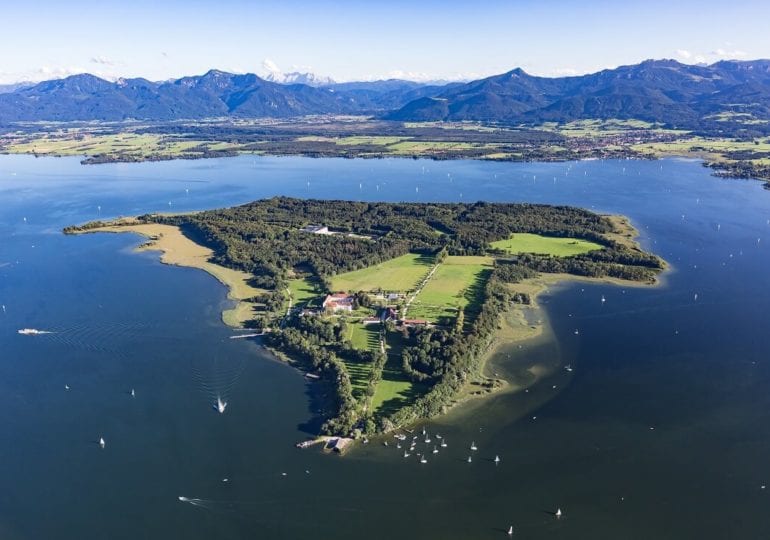 Segeltörn im Chiemsee: Malerische Alpenkulisse inklusive