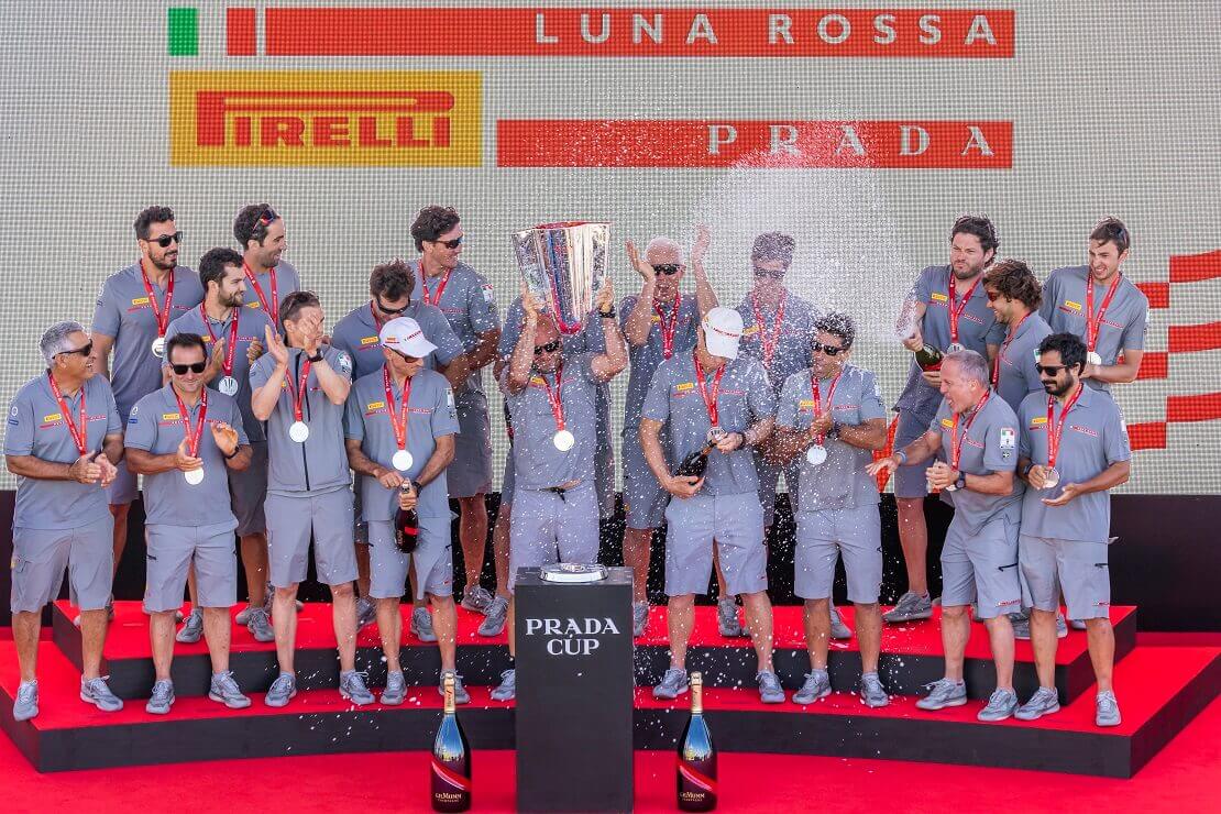 Italienisches Team Prada Pirelli feiert den Sieg beim Prada Cup