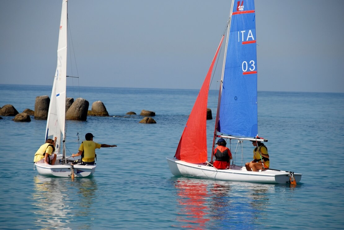 Kinder beim Segelbootrennen