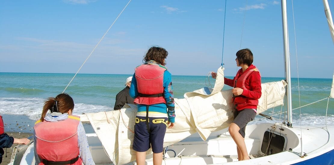 Segelboot-Spiele und Spaßrennen