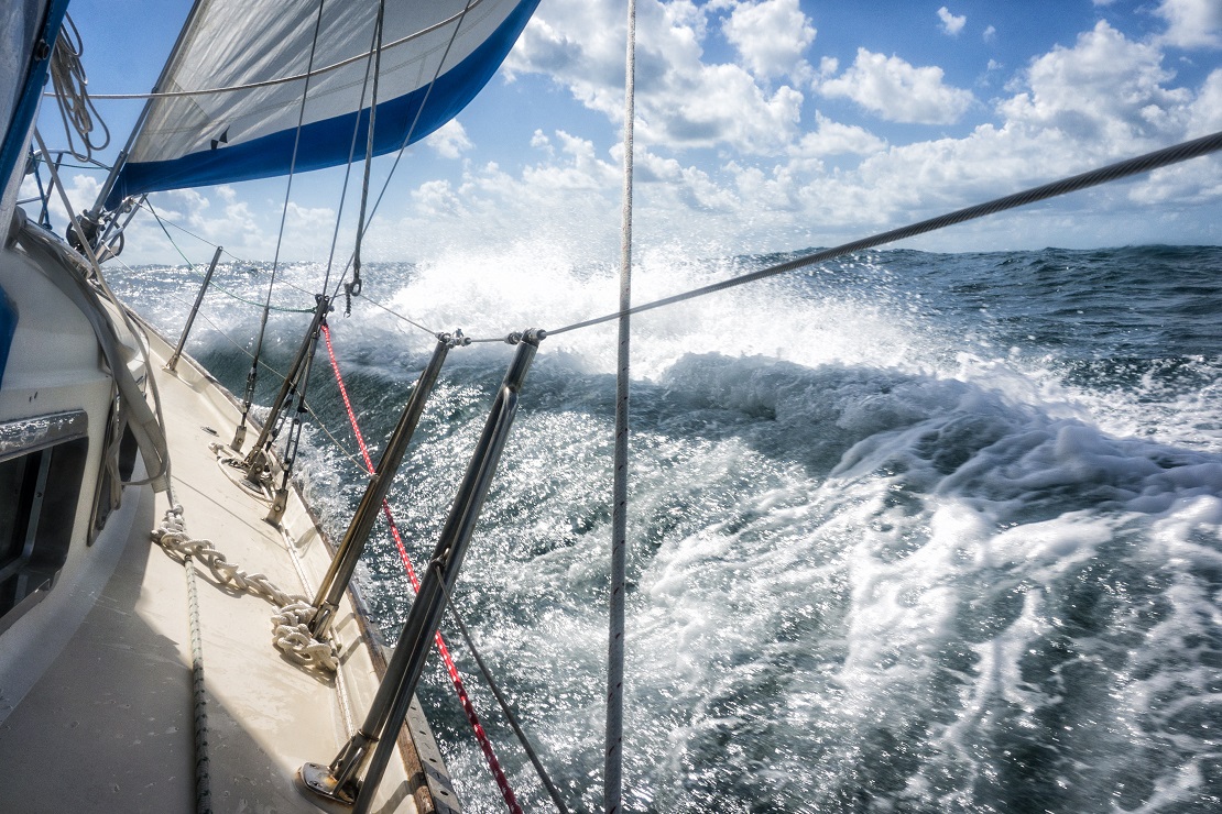 Segelschiff in den hohen Wellen