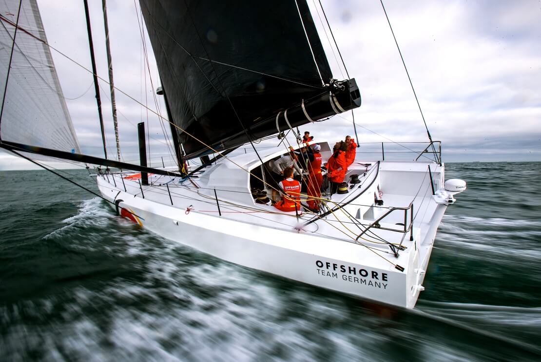 Das Boot des Offshore Team Germany saust mit der Besatzung über das Wasser