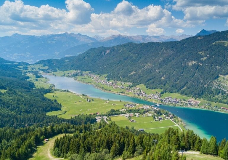 Der Weissensee: Das in allen Blautönen schimmernde Gewässer in Kärnten